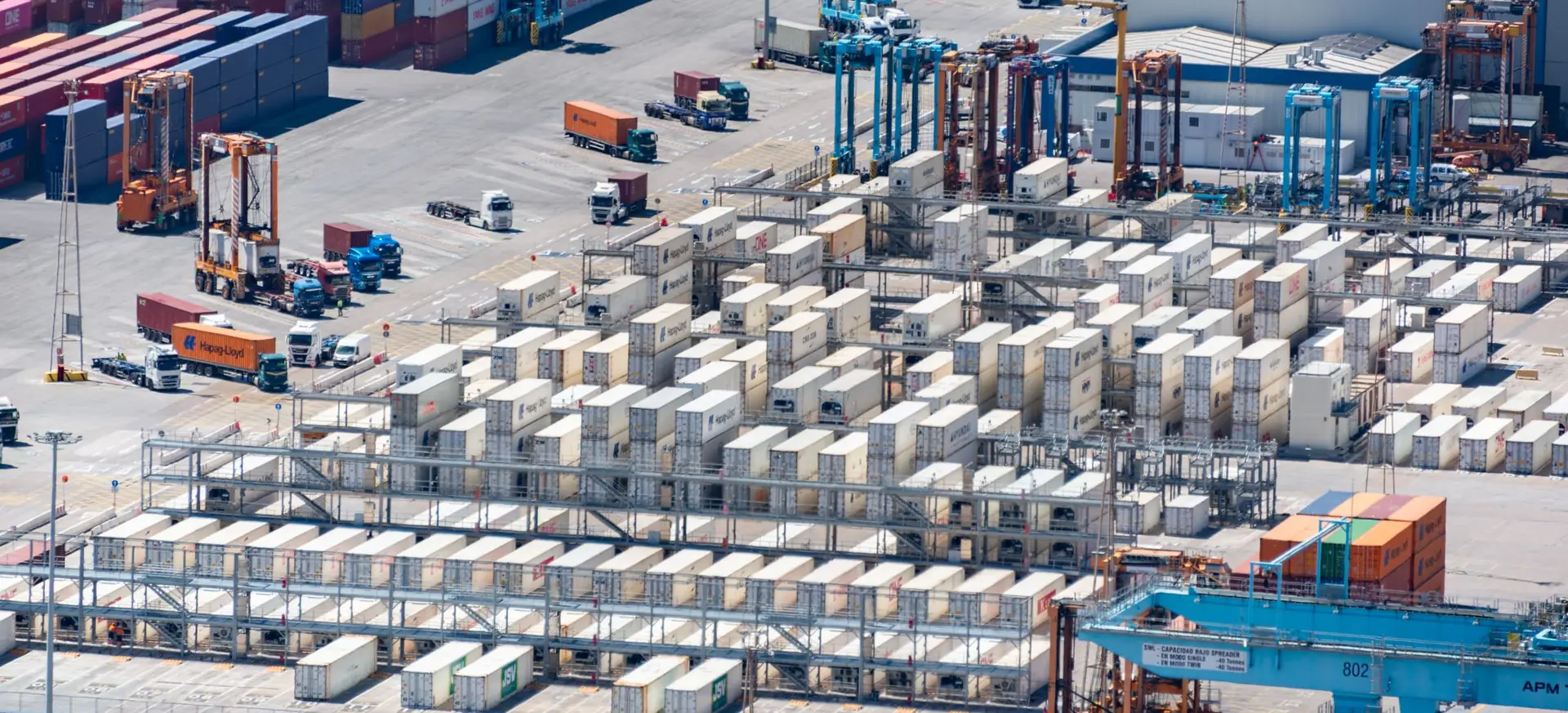 Terminal à conteneurs vu du ciel, portiques et conteneurs empilés