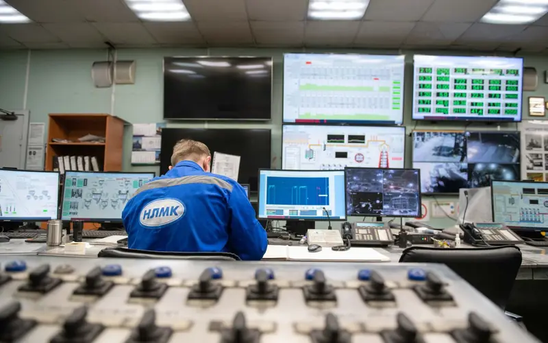 Opérateur devant les écrans d’une salle de contrôle