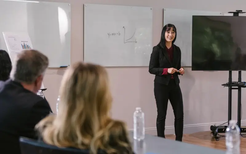 Formatrice devant un groupe en salle de réunion